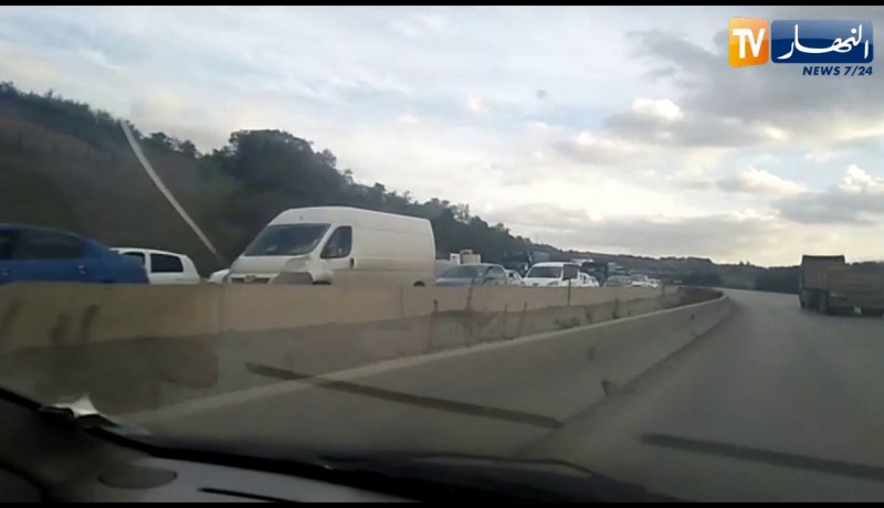 شاهد طوابير السيارات بالطريق السريع بسبب الأشغال بنفق بوزقزة