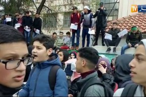 إحتجاج تلاميذ بالبليدة …بعد توقف الدراسة بسبب اضراب الكناباست