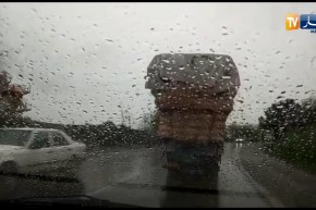 بجاية : شاحنة ذات حمولة زائدة تهدد حياة السائقين