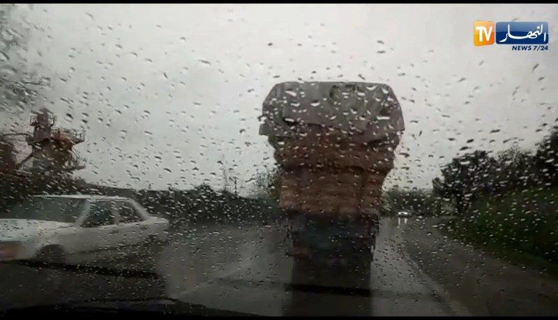 بجاية : شاحنة ذات حمولة زائدة تهدد حياة السائقين