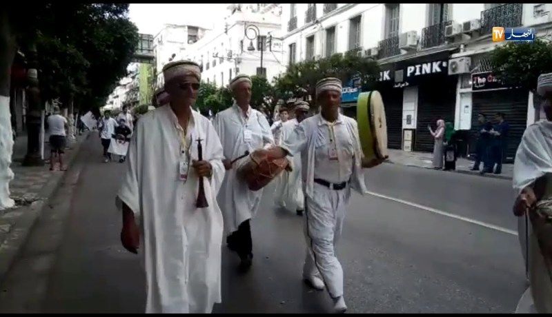 العاصمة تتزين بالفرق الفولكلورية في الذكرى الـ 56 لعيد الإستقلال