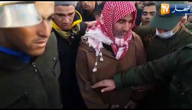 شاهد.. أخ الفقيد “خلوني نشوفو، عندي 3 أشهر ما شفتوش”