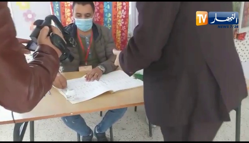 شاهد .. وزير التجارة كمال رزيق يدلي بصوته