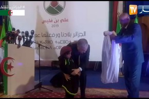 بن فليس يوقف خطابه من أجل طفلة ويرتدي “القدوارة” السوفية