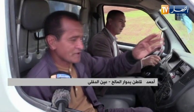 عين الدفلى: تلاميذ يقطعون كيلومترات مشيا.. وجرارات فلاحية وسيلة نقلهم