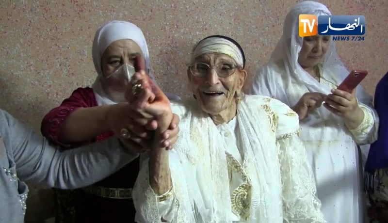 قسنطينة: الحاجة خضراء تحتفي بعامها المائة وسط جو عائلي مرح