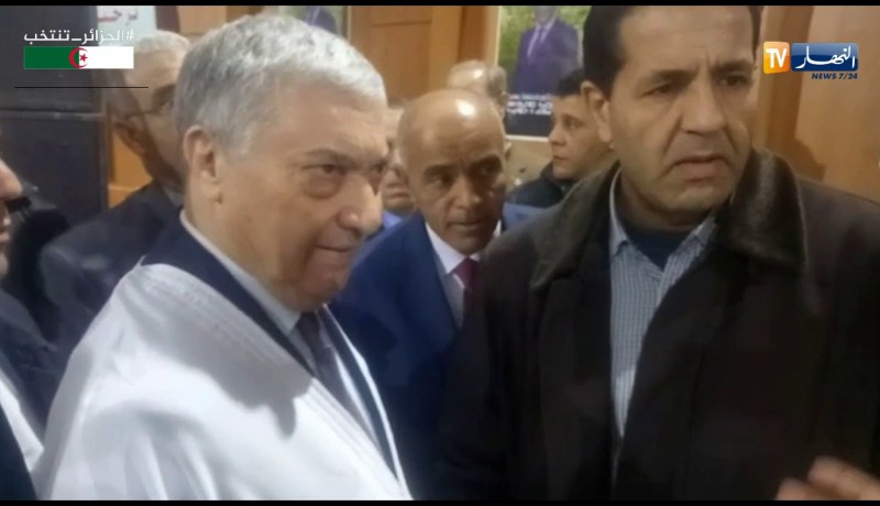 مواطن يعاتب بن فليس لعدم حضوره جنازة والده..وبن فليس يعده بإرسال تعزية