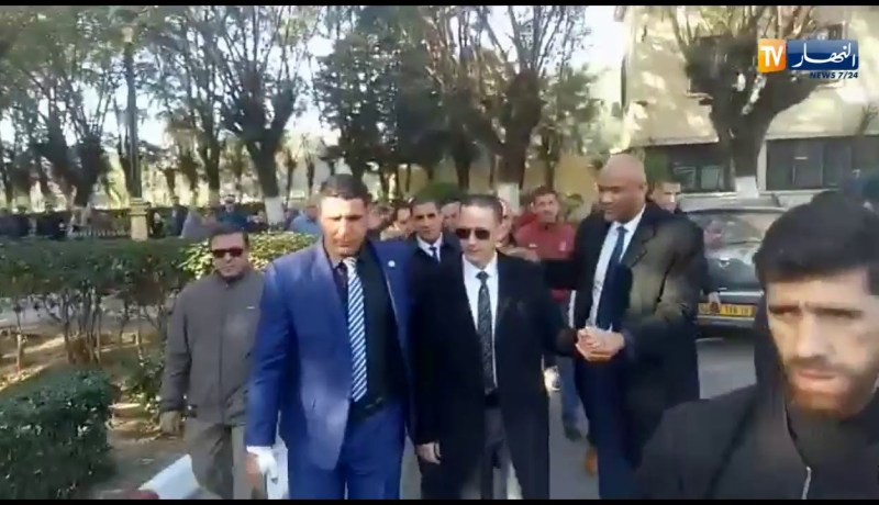 الحراس الشخصيين للراحل “قايد صالح” يترحمون على قائدهم ويغادرون مربع الشهداء