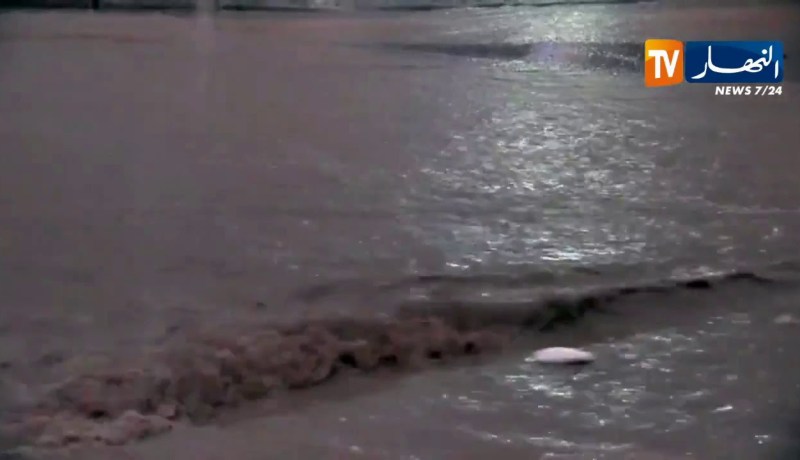 أم البواقي/ الأمطار الرعدية تغمر شارع حي المقاومين بعين البيضاء