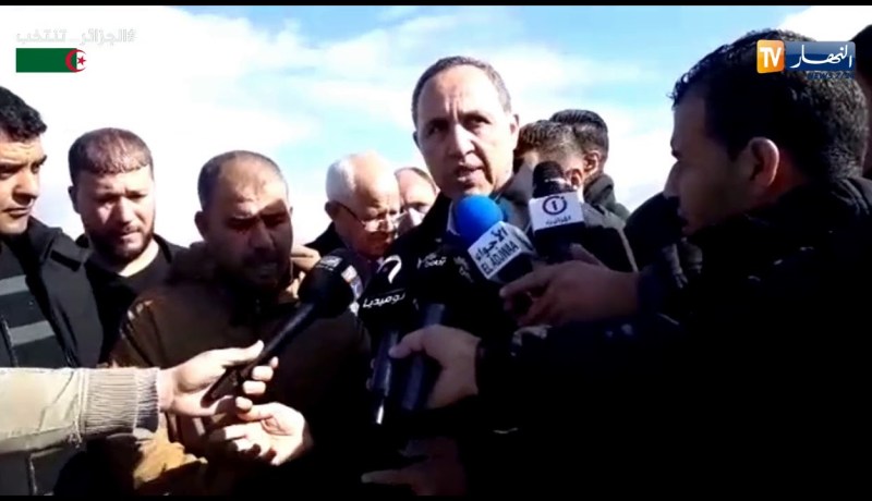 ميهوبي يلتقي مع مجموعة من فلاحي المدية ويستمع لإنشغالاتهم