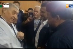 بن فليس يبدي إعجابه بتلاوة مواطن للقرآن الكريم