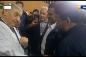 بن فليس يبدي إعجابه بتلاوة مواطن للقرآن الكريم