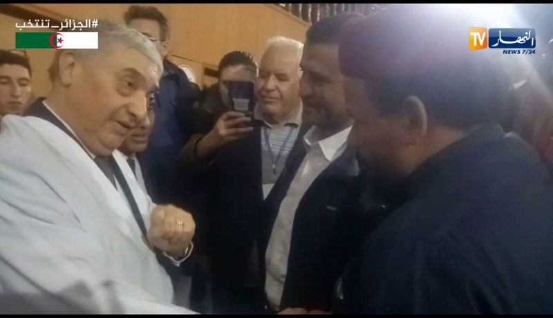 بن فليس يبدي إعجابه بتلاوة مواطن للقرآن الكريم