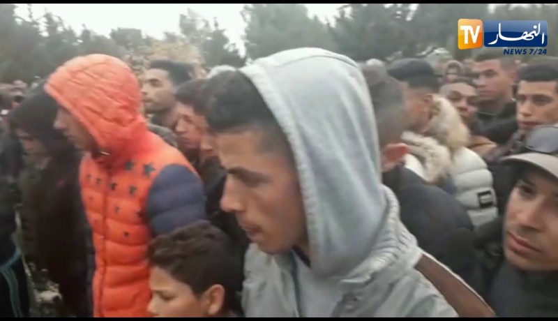 شاهد لحظة دفن التلميذ بركان ياسين بمقبرة عين لملوك