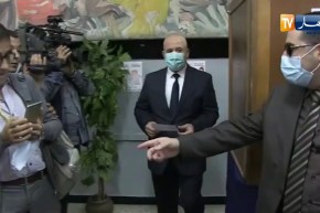 والي العاصمة” يوسف شرفة” يؤدي بواجبه الإنتخابي