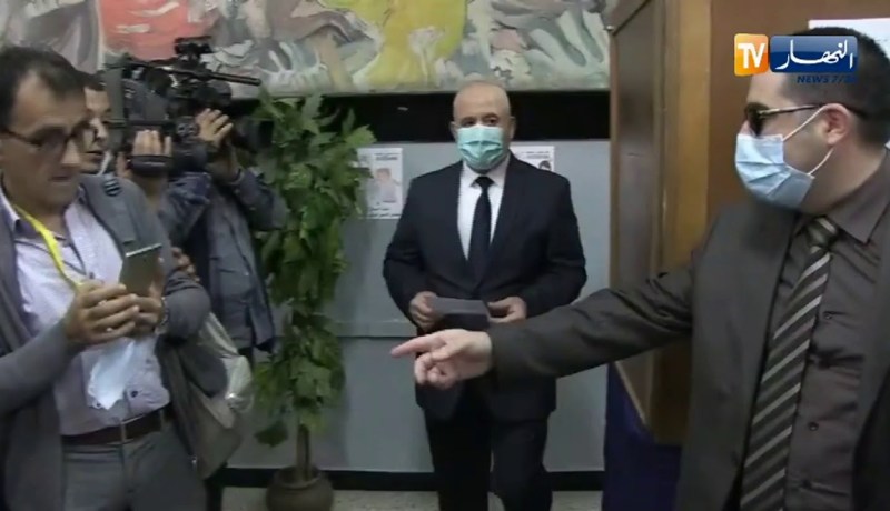 والي العاصمة” يوسف شرفة” يؤدي بواجبه الإنتخابي