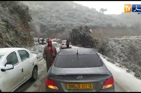 مشاهد رائعة لعاصفة ثلجية من اعالي جبال عين النسور بمليانة