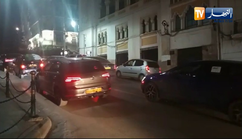 فرحة عارمة في الشوارع الجزائرية بعد إعلان الرئيس بوتفليقة عدم ترشحه لعهدة خامسة