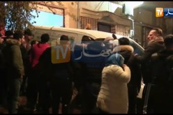 لحظة وصول جثمان المرحوم هواري منار إلى منزله العائلي بعين الترك