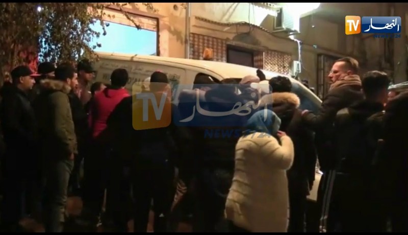 لحظة وصول جثمان المرحوم هواري منار إلى منزله العائلي بعين الترك