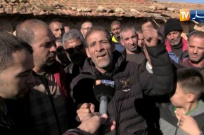 باتنة: تجمع شعبي تأبيني أمام بيت الفقيد قايد صالح ببلدية عين ياقوت