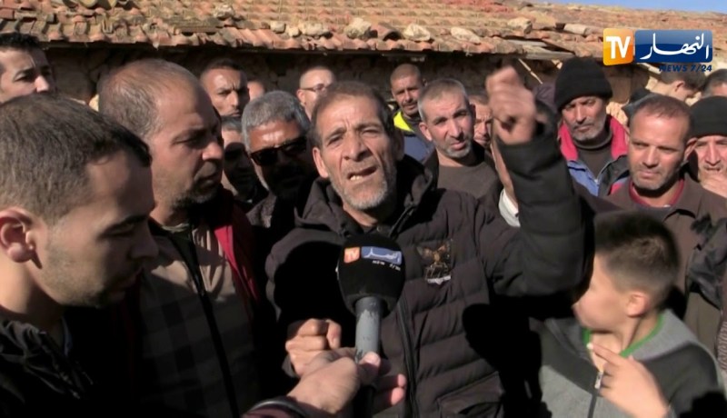 باتنة: تجمع شعبي تأبيني أمام بيت الفقيد قايد صالح ببلدية عين ياقوت