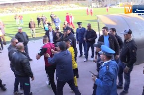 حارس إتحاد الحراش ينتفض ويشتبك مع الأنصار