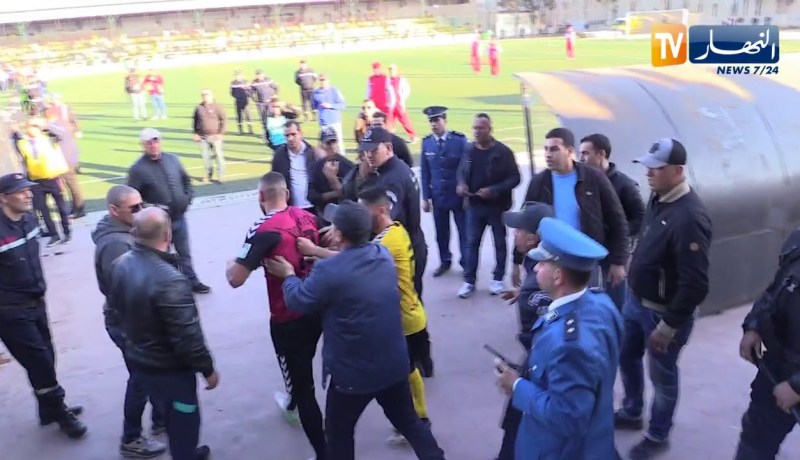 حارس إتحاد الحراش ينتفض ويشتبك مع الأنصار