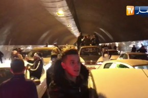 الشعب يخرج ليلا في العاصمة إحتفالا بقرار الرئيس بوتفليقة بعدم ترشحه للإنتخابات الرئاسية