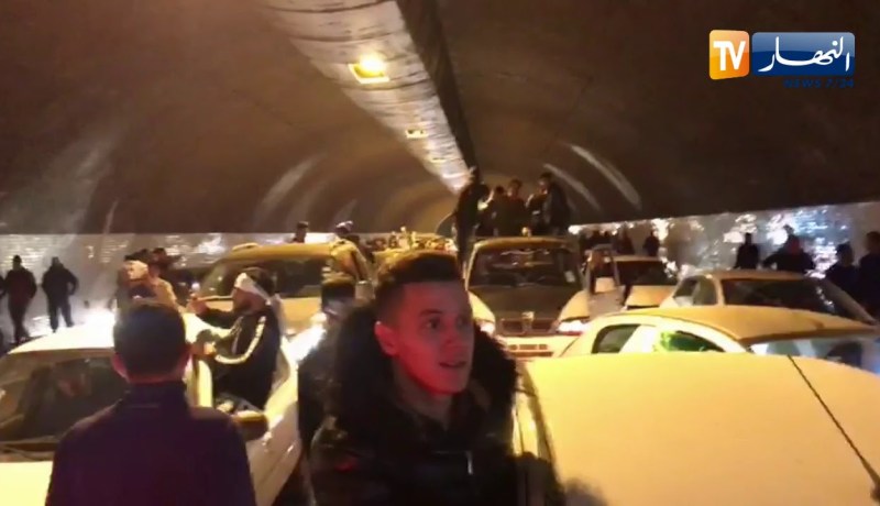 الشعب يخرج ليلا في العاصمة إحتفالا بقرار الرئيس بوتفليقة بعدم ترشحه للإنتخابات الرئاسية