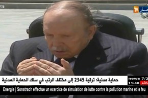 رئيس الجمهورية عبد العزيز بوتفليقة يترحم على أرواح شهداء الثورة بمقبرة العالية