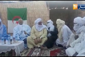 بوعزقي في جلسة شاي بالزي الصحراوي في إيليزي