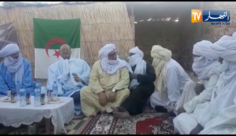 بوعزقي في جلسة شاي بالزي الصحراوي في إيليزي