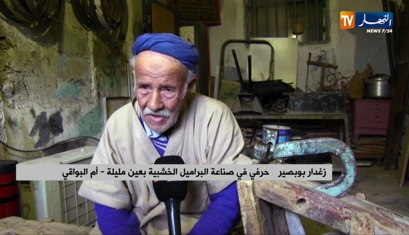 أم البواقي: زغدار.. قصة شيخ متشبث بحرفة صناعة البراميل الخشبية وفن التزيين