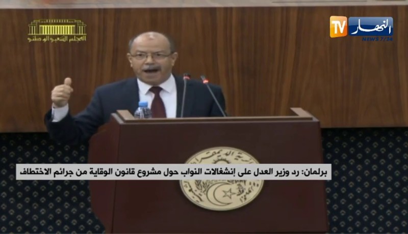 وزير العدل: من جميع لي عندو وليدو ولا بنتو يقراو..تلقاهم غير مرتاحين