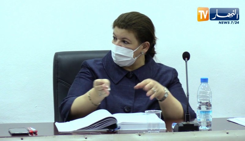 شاهد وزيرة التكوين والتعليم المهنيين تناقش مذكرة تخرج طالب في الدكتوراه