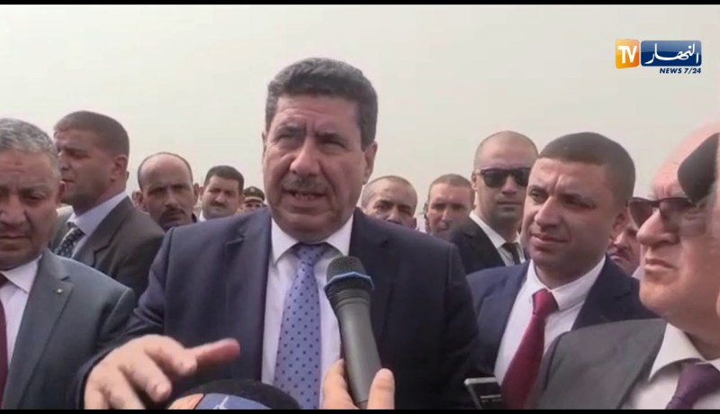 وزير الفلاحة يثني على منتوج الزيتون نوعية “سيقواز” ويشجع الفلاحين على إدماج الكفاءات الشبانية