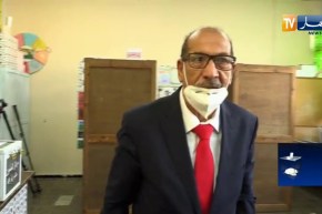 رئيس المجلس الدستوري يدلي بصوته في الإستفتاء حول مشروع تعديل الدستور