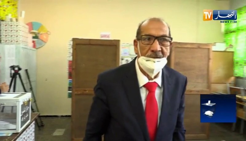 رئيس المجلس الدستوري يدلي بصوته في الإستفتاء حول مشروع تعديل الدستور