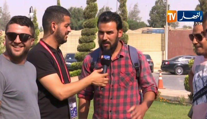 أنصار الخضر من مصر..”يا محرز فرحتنا يعطيك الصحة..ونطالبو السلطات تتكفل برجوعنا”