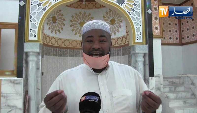 سكيكدة : أحمد خليلي.. أنامل تحول مسجد بعين شرشار إلى تحفة