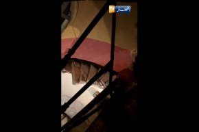 شاهد..عائلات عالقة إ ثر سقوط سلالم عمارة في وهران