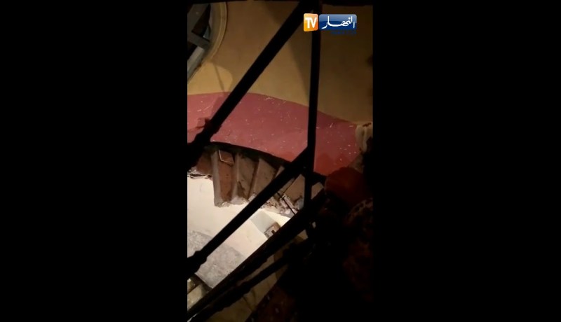 شاهد..عائلات عالقة إ ثر سقوط سلالم عمارة في وهران