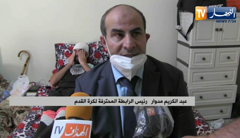 مدوار يزور لاعب مولودية بجاية عبد الرزاق بلال ويقدم له مستحقاته العالقة