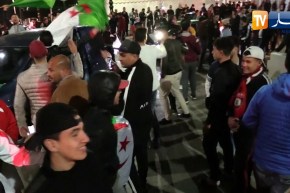 عديد الجزائريين يخرجون إلى الشوارع إحتفالا بعدم ترشح بوتفليقة لعهدة خامسة