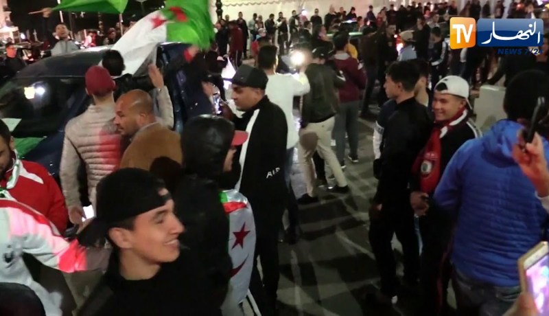 عديد الجزائريين يخرجون إلى الشوارع إحتفالا بعدم ترشح بوتفليقة لعهدة خامسة