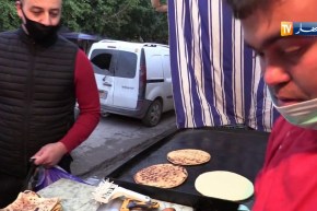 عين الدفلى: تحضير “المحاجب والفطير”..طريقة جيلالي بوجلة لتحصيل دخله بالعطاف