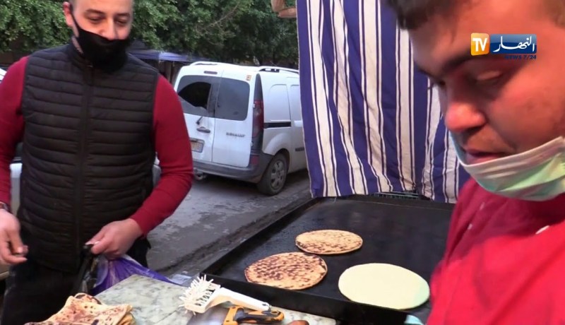 عين الدفلى: تحضير “المحاجب والفطير”..طريقة جيلالي بوجلة لتحصيل دخله بالعطاف