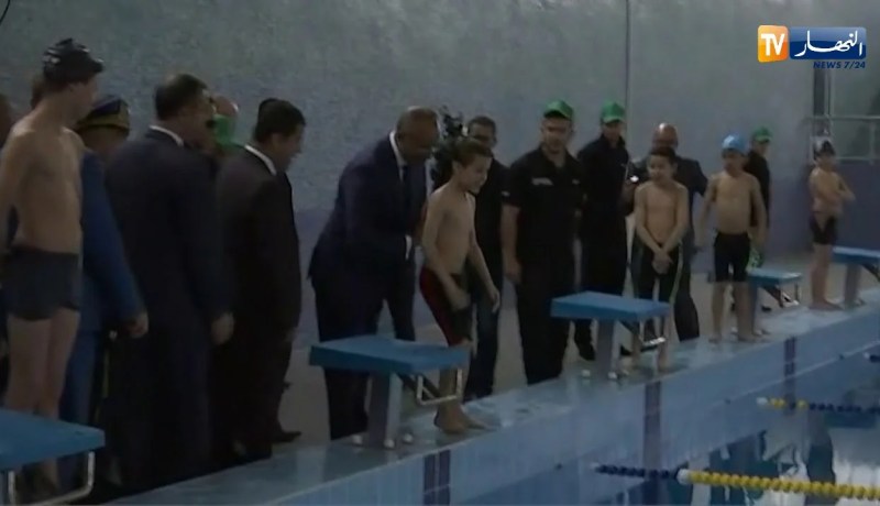 موقف طريف ..بدوي يدفع الأطفال إلى المسبح