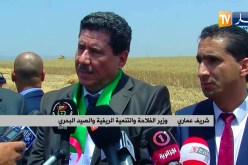 وزير الفلاحة يقوم بتوزيع آلات فلاحية على بعض الفلاحين